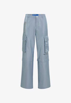 Svetlo modri cargo hlače z sijočo teksturo, širokimi nogami, več stranskimi žepi, žepom na zadrgo in logotipom na spodnjem delu noge.