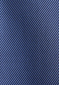Gros plan d'un tissu bleu avec un motif rayé diagonal montrant une texture tissée détaillée.