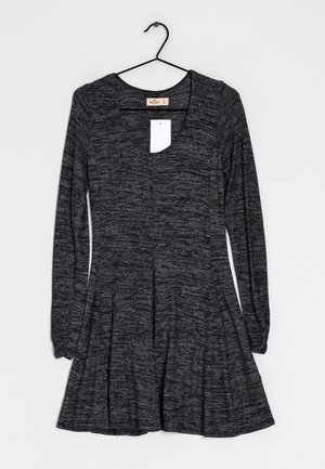 Dunkelgraues, langärmliges Strickkleid mit dezentem Melierungsmuster, taillierter Passform, ausgestelltem Rock, runden Ausschnitt und einem weißen Preisschild an einem schwarzen Kleiderbügel.