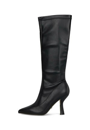 Bota de cuero negra hasta la rodilla con puntera puntiaguda y tacón alto y delgado, acabado liso y costura sutil cerca del borde superior.