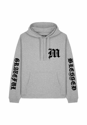 Grijze hoodie gemaakt van een katoenmix, met een voorzak, trekkoordcapuchon en zwarte bedrukte tekst "M" en "GRATEFUL BLESSED" op de mouwen.