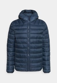 Veste en duvet navy avec capuche, dotée d'une fermeture éclair sur le devant, d'une texture matelassée horizontale et de poignets élastiques. Matériau léger pour la chaleur.