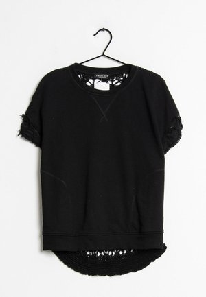 Schwarzer Sweatshirt mit kurzen Ärmeln, strukturierten Bündchen und Saum, hängend an einem schwarzen Kleiderbügel vor weißem Hintergrund.