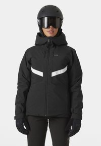 Schwarze isolierte Skijacke mit durchgehendem Reißverschluss, verstellbarem Kapuze, weißen diagonalen Streifen und passenden schwarzen Handschuhen. Glatte Textur.
