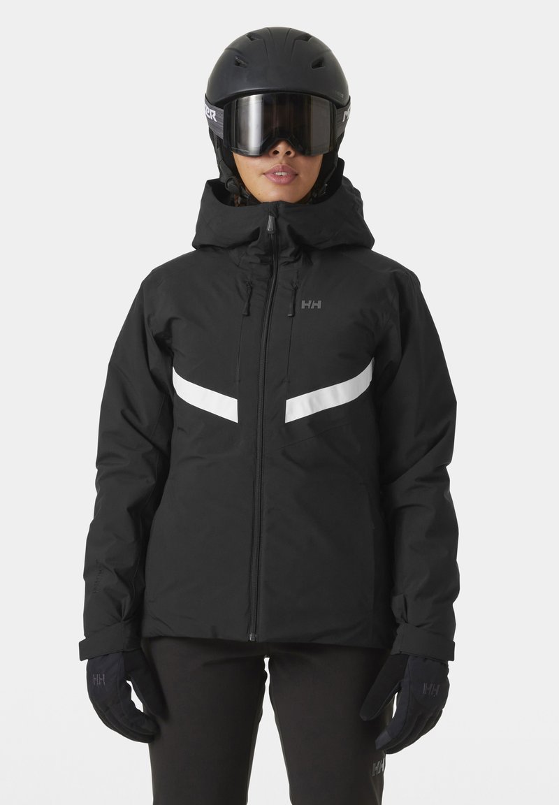 Schwarze isolierte Skijacke mit durchgehendem Reißverschluss, verstellbarem Kapuze, weißen diagonalen Streifen und passenden schwarzen Handschuhen. Glatte Textur.