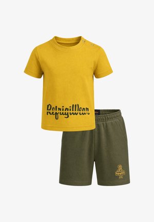 Maglietta gialla a maniche corte per bambino piccolo con bottoni a scatto e pantaloncini a vita elastica verde scuro con piccola grafica di cane e testo.