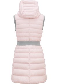 Różowa ocieplana kamizelka z wysokim kołnierzem i szarym dzianinowym wykończeniem, z pikowanym wzorem i kapturem z tyłu. Gładka faktura, długość do kolan.