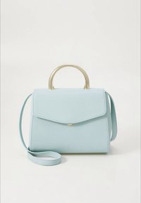 Šviesiai mėlyna odinė rankinė su struktūrine forma, auksinės spalvos metaline rankena, atvartiniu užsegimu ir nuimamais peties dirželiais.