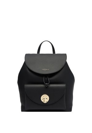 Zaino in pelle nera con patta superiore, tasca frontale con chiusura circolare dorata e manico singolo nella parte superiore.