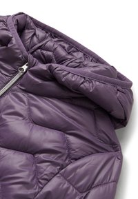 Giacca trapuntata viola con zip e colletto imbottito, mostrata piegata su uno sfondo bianco.
