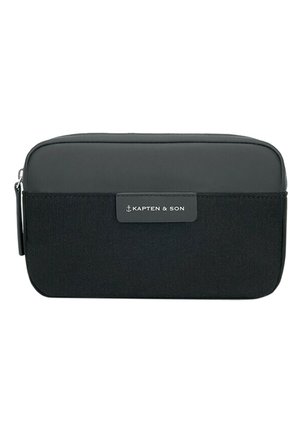 Kleine rechteckige schwarze und dunkelgraue Reißverschlusstasche mit Frontstofftasche und Kapten & Son Logo-Label in der Mitte.