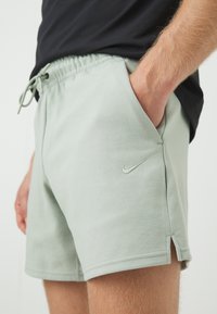 Nike Performance PRIMARY FLEECE - Spordišortsid - jade horizon