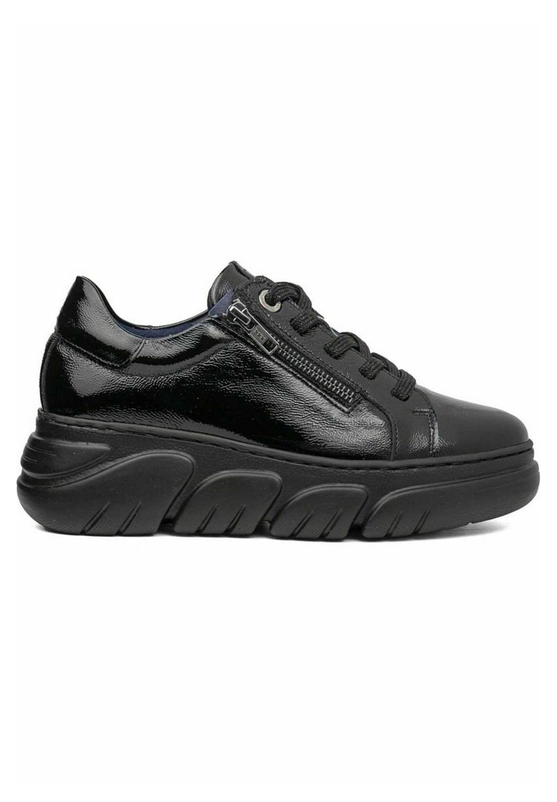 Sneakers neri con finitura in vernice lucida, punta arrotondata, chiusura con lacci e dettaglio con zip, suola spessa e imbottita, e lati testurizzati.