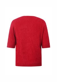 Top corto de manga corta rojo y peludo con un escote ancho, textura suave y corte relajado. Sin logotipos ni patrones visibles.