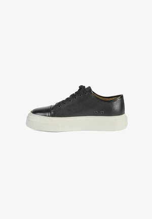 Schwarze Leder-Sneaker mit strukturiertem Obermaterial, glattem Zehenbereich, Gummisohle und weißer Zwischensohle. Besitzt runde Schnürsenkel und Belüftungslöcher.