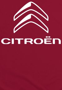 Červená tkanina obsahuje bílé logo Citroënu, které zobrazuje dva překrývající se šipky nad názvem značky napsaným tučným, moderním písmem.