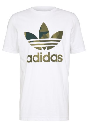 Weißes kurzärmeliges T-Shirt mit einem großen grünen und braunen Camouflage-Adidas-Trefoil-Logo und Text auf der Vorderseite.