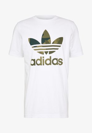 Weißes kurzärmeliges T-Shirt mit einem großen grünen und braunen Camouflage-Adidas-Trefoil-Logo und Text auf der Vorderseite.