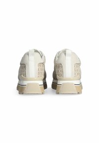 Sneaker beige con un retro testurizzato, caratterizzati da un motivo decorativo, un colletto imbottito bianco e una suola chunky beige con dettagli neri.