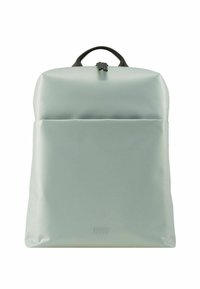 Sac à dos en nylon vert avec une texture lisse, de forme rectangulaire, une poignée supérieure et une poche zippée à l'avant. Présente un marquage subtil en bas.