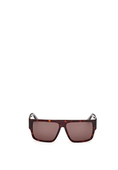 Gafas de sol de carey rectangulares con un marco superior plano y ancho y lentes tintados en marrón sobre un fondo blanco.