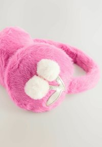 Roze fluffy oorkappen met twee witte pom-poms en een metallic zilveren accent. Zachte textuur en ronde vorm ontworpen voor warmte.