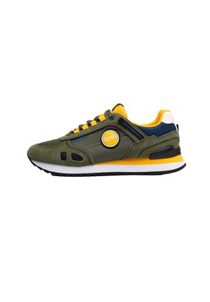 Scarpa da ginnastica verde e gialla low-top con lacci neri, suola bianca e logo rotondo giallo sul lato con la scritta "Colmar."