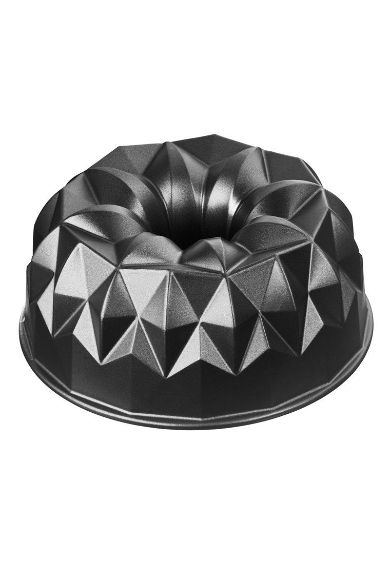 Schwarze Bundt-Backform mit geometrischem Design, das eine facettierte Oberfläche und eine zentrale Öffnung aufweist, aus Metall mit einem glatten Glanz.