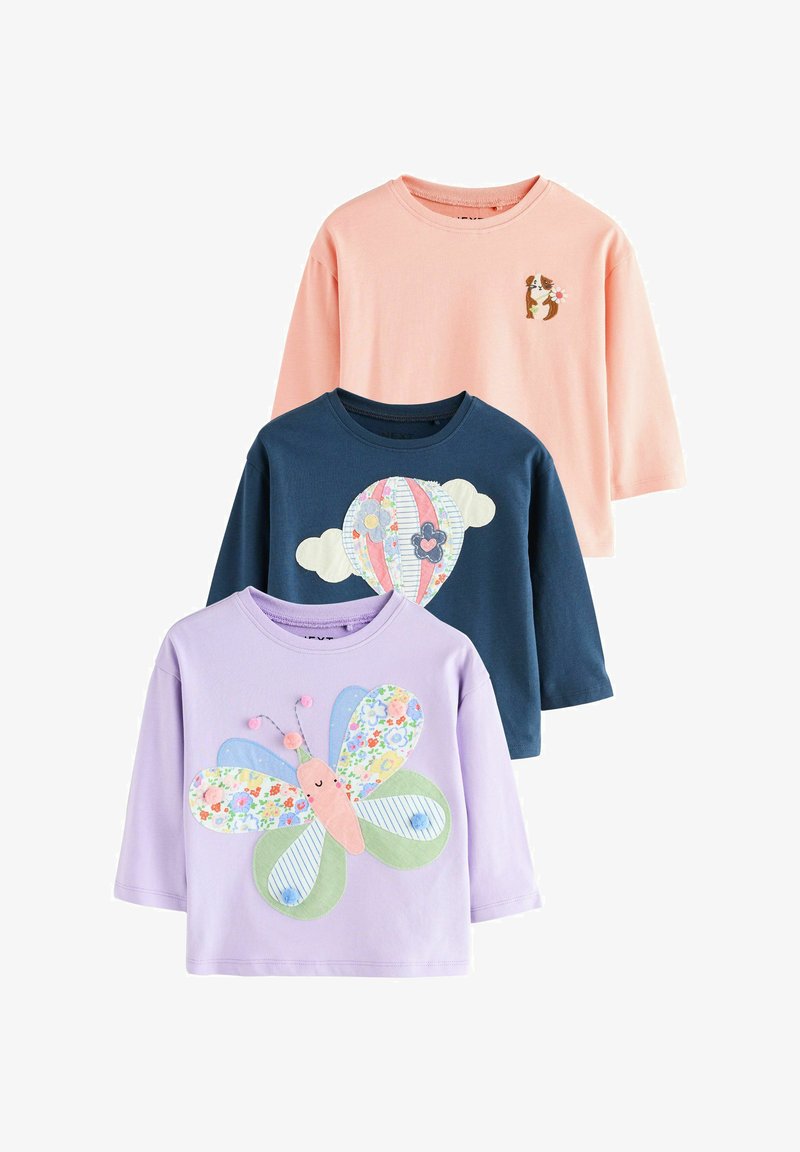 Tres camisetas de manga larga para niños en rosa, azul marino y lavanda con diseños bordados de un gato, un globo aerostático y una mariposa.