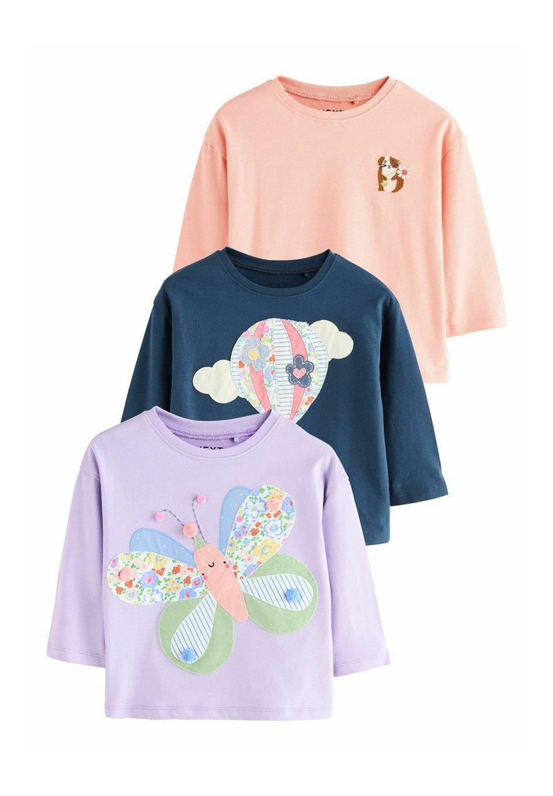 Trzy t-shirty z długim rękawem: różowy z naszywką w kształcie zwierzęcia, granatowy z motywem balonu na gorącym powietrzu oraz lawendowy z aplikacją motyla.