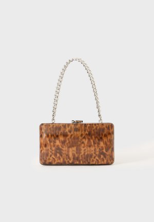 Clutch rectangular marrón con estampado de carey, con asa y cierre de cadena plateada, exhibido sobre un fondo claro y liso.