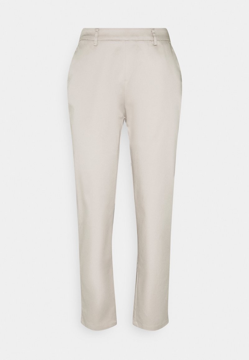Pantalon beige slim-fit avec passants pour ceinture, poches latérales et jambe légèrement fuselée, présenté sur un fond clair uni.