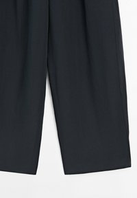 Pantaloni neri a gamba larga con taglio dritto e tessuto liscio, mostrati dalla metà coscia fino alla caviglia su sfondo bianco.