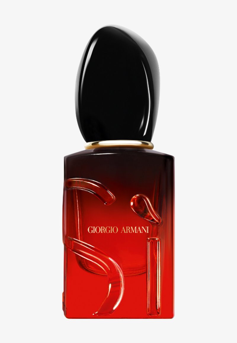 Giorgio Armani Si parfymeflaske med rød-til-svart gradient og stor svart kork, med pregete abstrakte former på glasset.