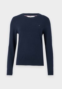 Granatowy sweter dzianinowy z okrągłym dekoltem, długimi rękawami i ściągaczami przy mankietach. Z przodu drobny detal z logo na klatce piersiowej.