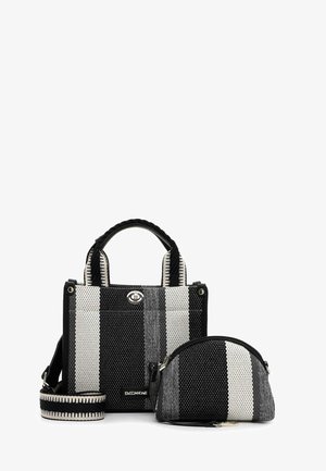 Sac tissé rayé noir, blanc et gris avec des poignées supérieures et une pochette assortie à fermeture éclair incurvée à côté, sur un fond blanc.