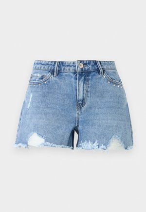 Μπλε σορτς από τζιν με ξεφτισμένα τελειώματα, σκισμένες λεπτομέρειες, μεταλλικά καρφιά κοντά στις μπροστινές τσέπες και κλείσιμο με κουμπί στη μέση.