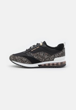 Czarno-szary sneaker Michael Kors z wzorem logo, białą podeszwą, przezroczystą amortyzacją i białymi sznurowadłami na jednolitym tle.