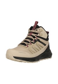 Beige en zwarte hoge wandelschoen met bordeauxrode accenten, vetersluiting aan de voorkant, robuuste zool en waterdicht ontwerp.