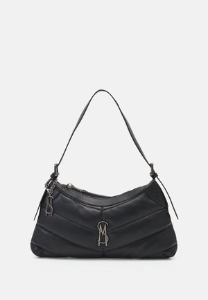Bolsa de ombro em pele preta com um design acolchoado, detalhes em metal prateado e fecho com ziper curvado. Apresenta uma alça fina e ajustável.