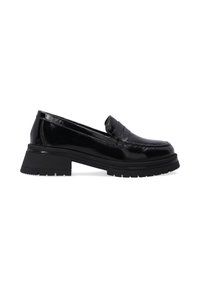 Zwarte lakleren loafers met een lage blokhak, voorzien van een gevarieerde bovenkant en een stevige loopzool voor extra grip.