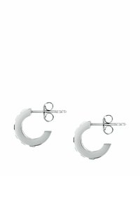 Boucles d'oreilles créoles en métal argenté avec un design courbé, présentant une texture lisse et une fermeture à tige. Chaque boucle a une finition brillante.