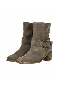 Stivaletti in suede grigi con punta tonda, cintura decorativa e anello metallico, e tacco impilato con dettagli testurizzati.