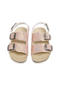 Třpytivé růžové sandály s dvojitými pásky, stříbrnými kovovými přezkami a béžovými polstrovanými stélkami, navržené pro děti.