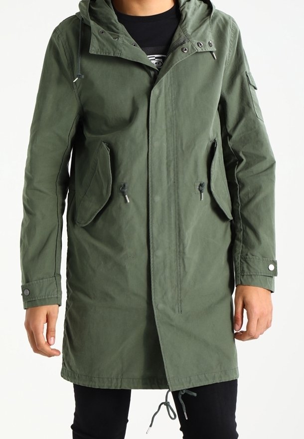 Parka verte avec capuche, en tissu léger, dotée de deux poches avant, de cordons de serrage réglables et de accents de boutons sur les poignets.