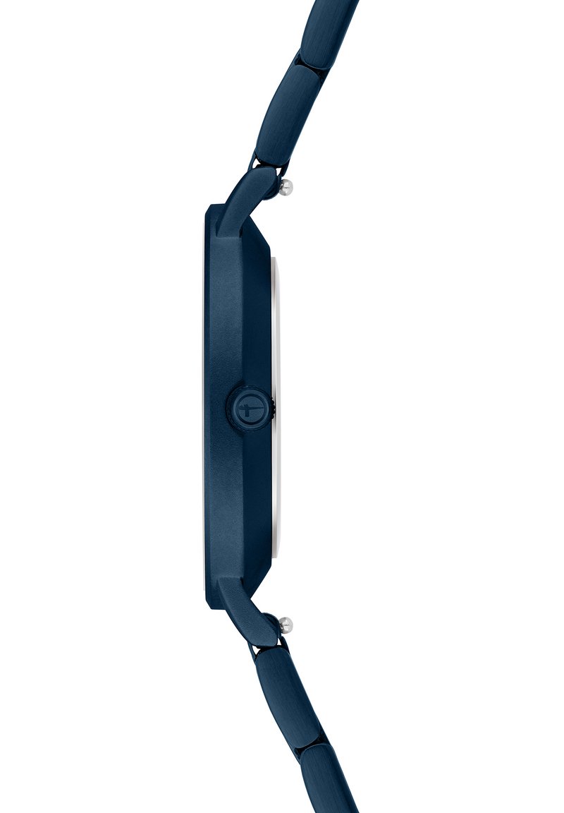 Marineblauwe horloge met een slanke octagonale kast, zilveren wijzerplaat en metalen schakelband met ronde accenten. Ontworpen voor een moderne esthetiek.