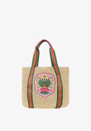 Geweven beige draagtas met brede, roze, groene en gele gestreepte handvatten en een kleurrijke bloemrijke borduursel patch aan de voorkant.