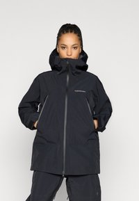 Μαύρο αδιάβροχο μπουφάν με ψηλό γιακά, ρυθμιζόμενη κουκούλα, φερμουάρ και δύο πλευρικές τσέπες. Διαθέτει χαλαρή εφαρμογή και υφασμάτινη υφή.