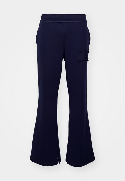 Σκούρες μπλε φόρμες από μαλακό ύφασμα; φαρδιά σχεδίαση με ελαστική μέση και κεντημένο λογότυπο "MH" στην εμπρός αριστερή πλευρά.