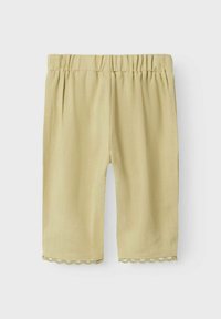 Pantaloni per bambini giallo chiaro con elastico in vita e decorativo pizzo lungo i bordi; texture morbida, lunghezza al ginocchio, design semplice.